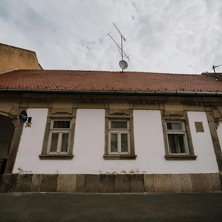 Plitzner Belvarosi Apartmanhaz Eger Luaran gambar