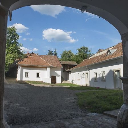 Plitzner Belvarosi Apartmanhaz Eger Luaran gambar