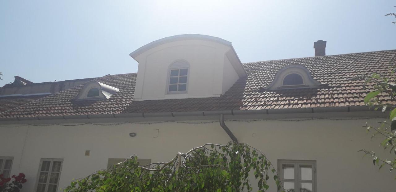 Plitzner Belvarosi Apartmanhaz Eger Luaran gambar