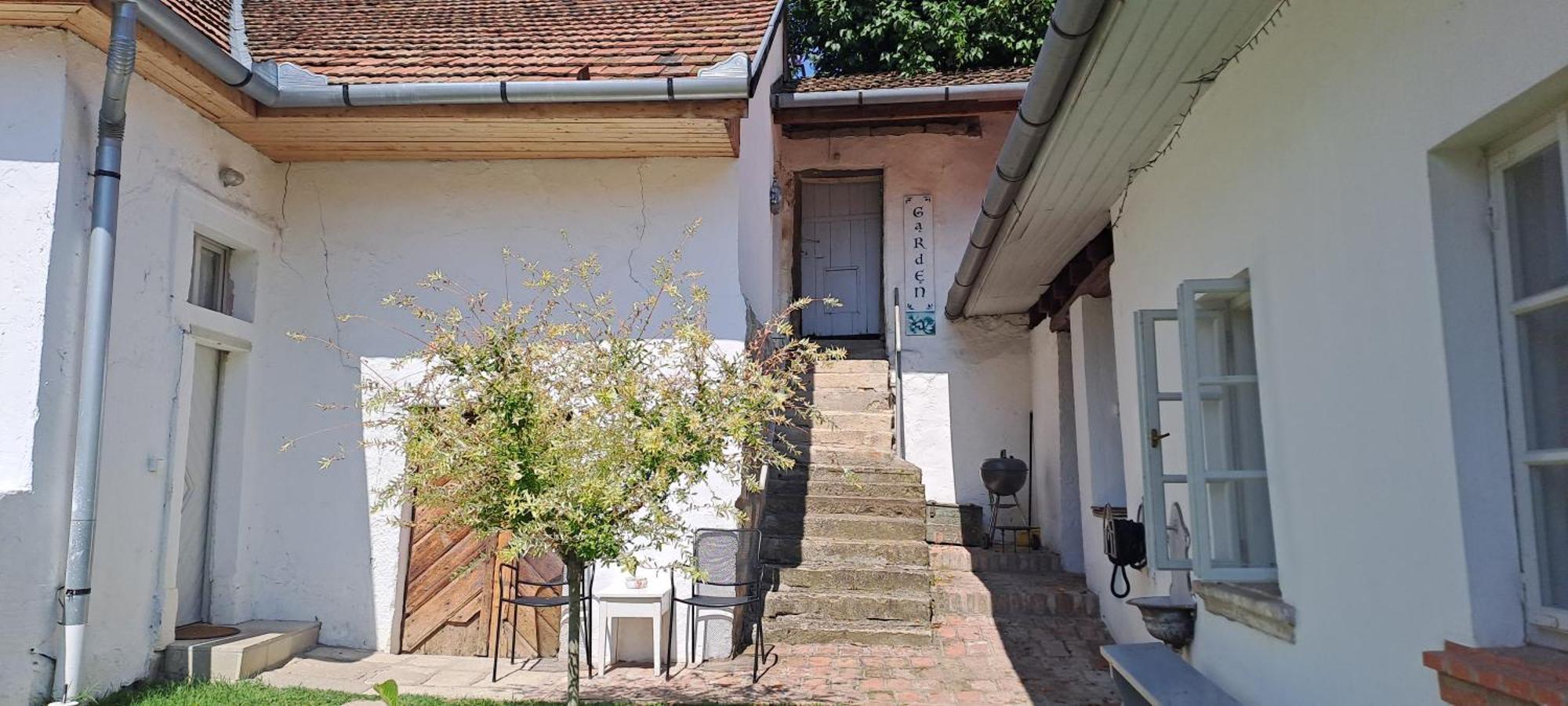 Plitzner Belvarosi Apartmanhaz Eger Luaran gambar