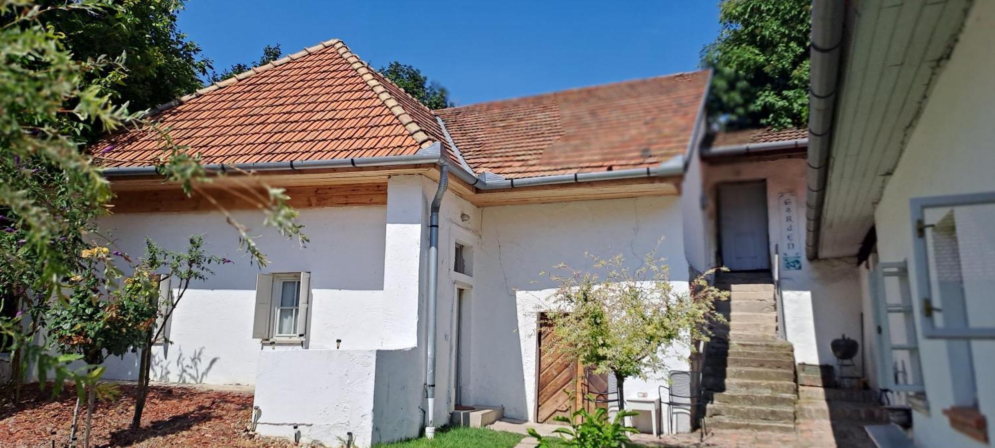 Plitzner Belvarosi Apartmanhaz Eger Luaran gambar