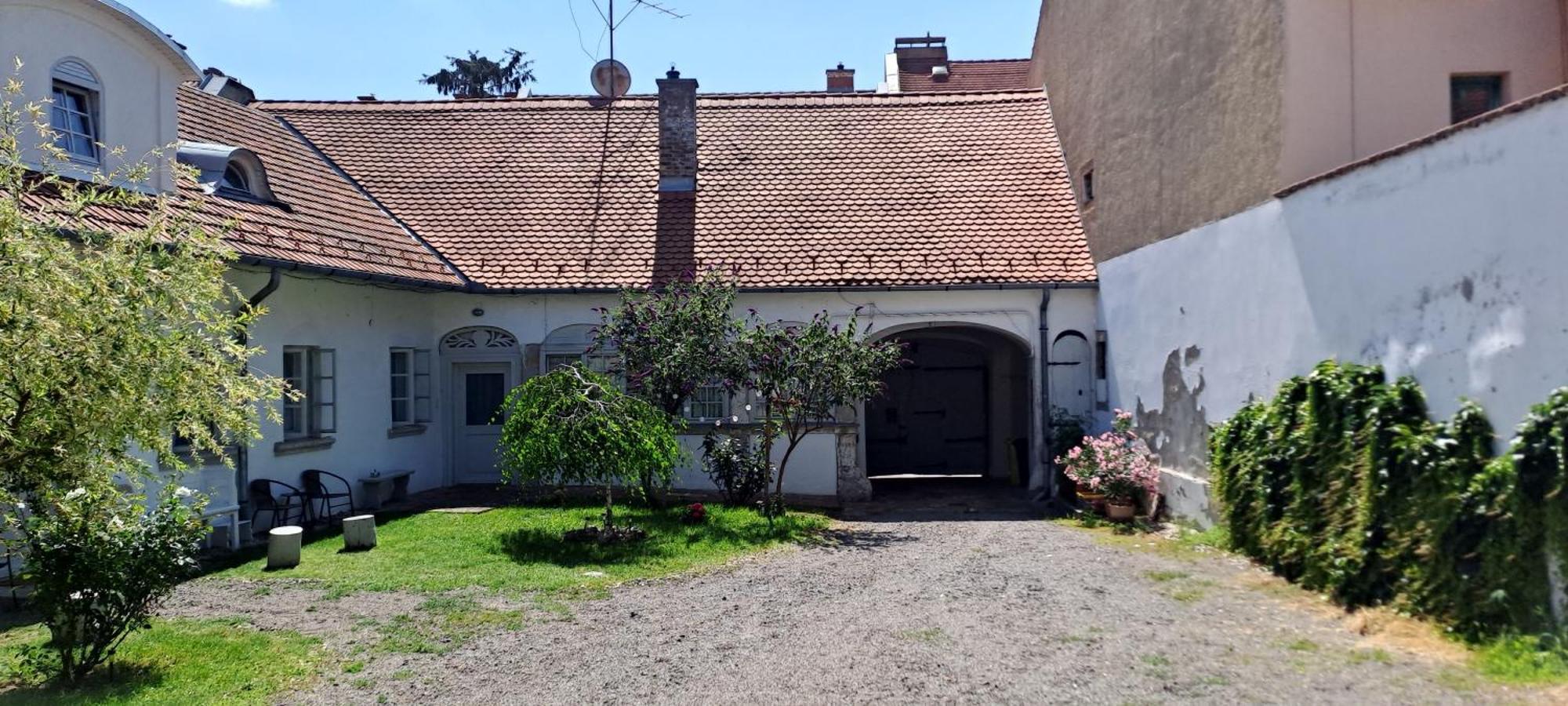 Plitzner Belvarosi Apartmanhaz Eger Luaran gambar