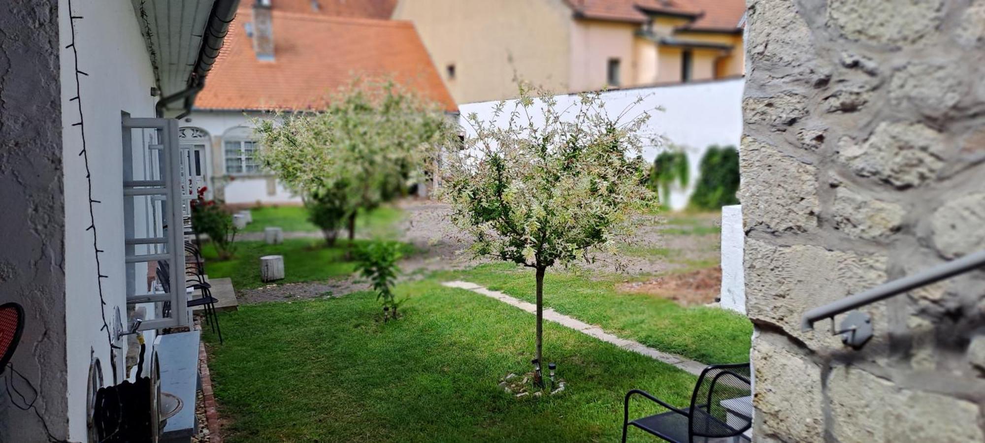 Plitzner Belvarosi Apartmanhaz Eger Luaran gambar