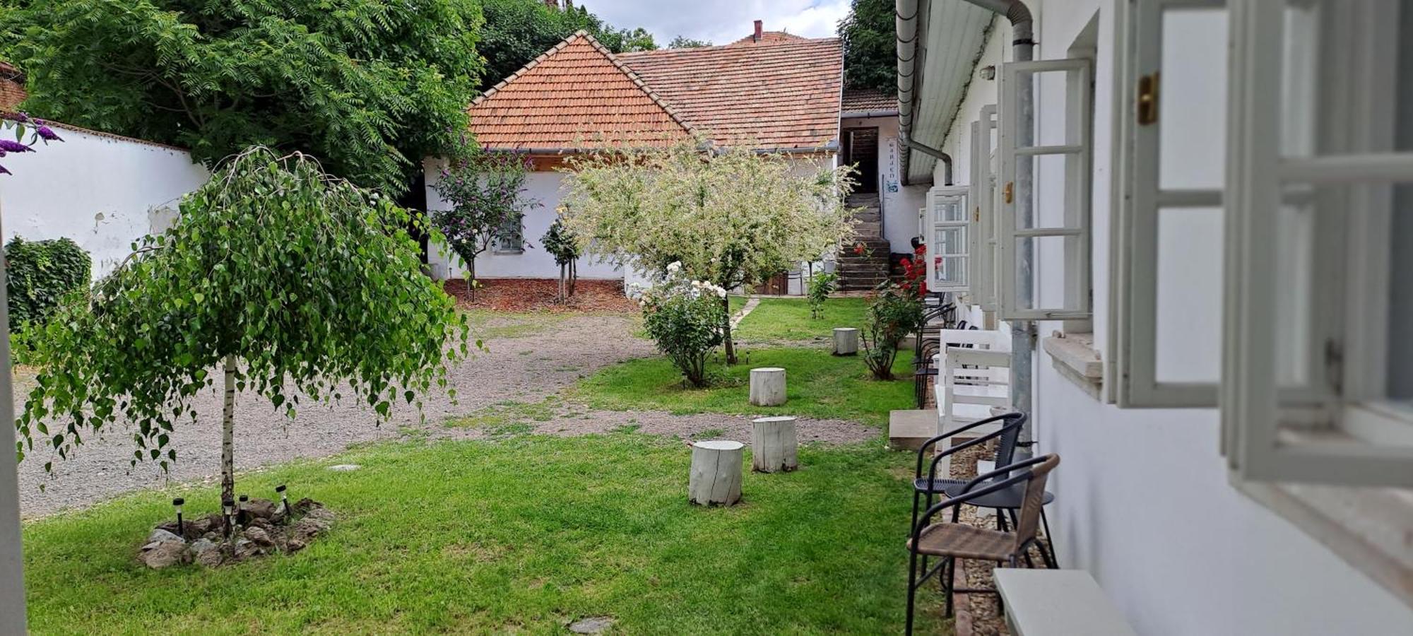 Plitzner Belvarosi Apartmanhaz Eger Luaran gambar