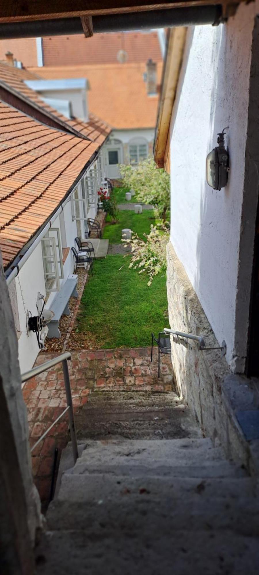 Plitzner Belvarosi Apartmanhaz Eger Luaran gambar