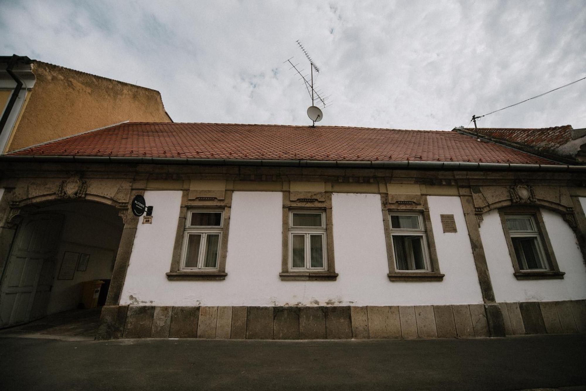 Plitzner Belvarosi Apartmanhaz Eger Luaran gambar
