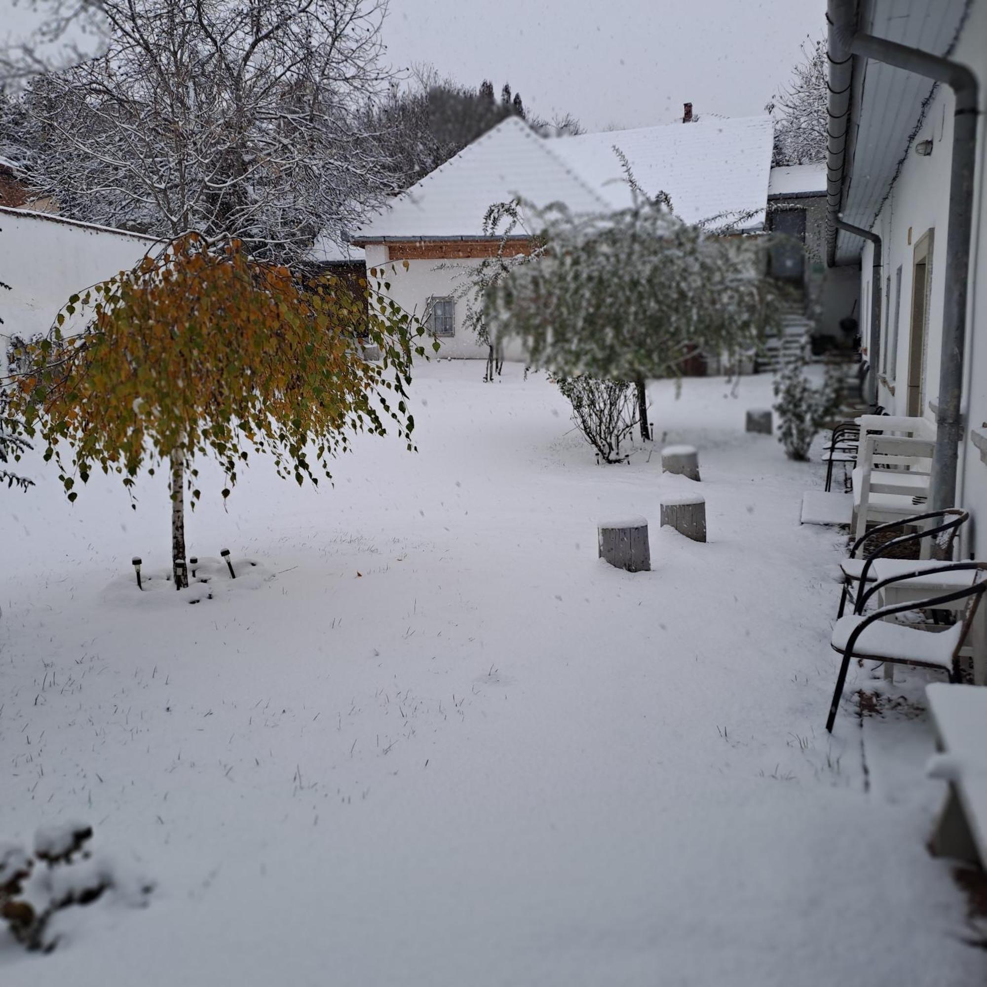 Plitzner Belvarosi Apartmanhaz Eger Luaran gambar
