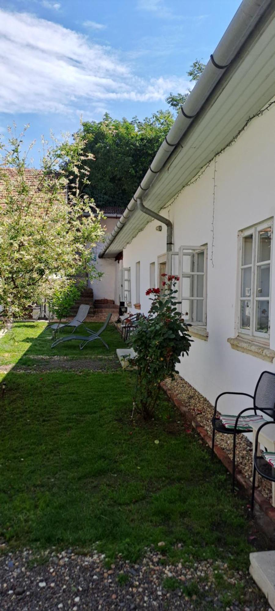 Plitzner Belvarosi Apartmanhaz Eger Luaran gambar