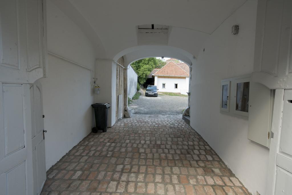 Plitzner Belvarosi Apartmanhaz Eger Luaran gambar