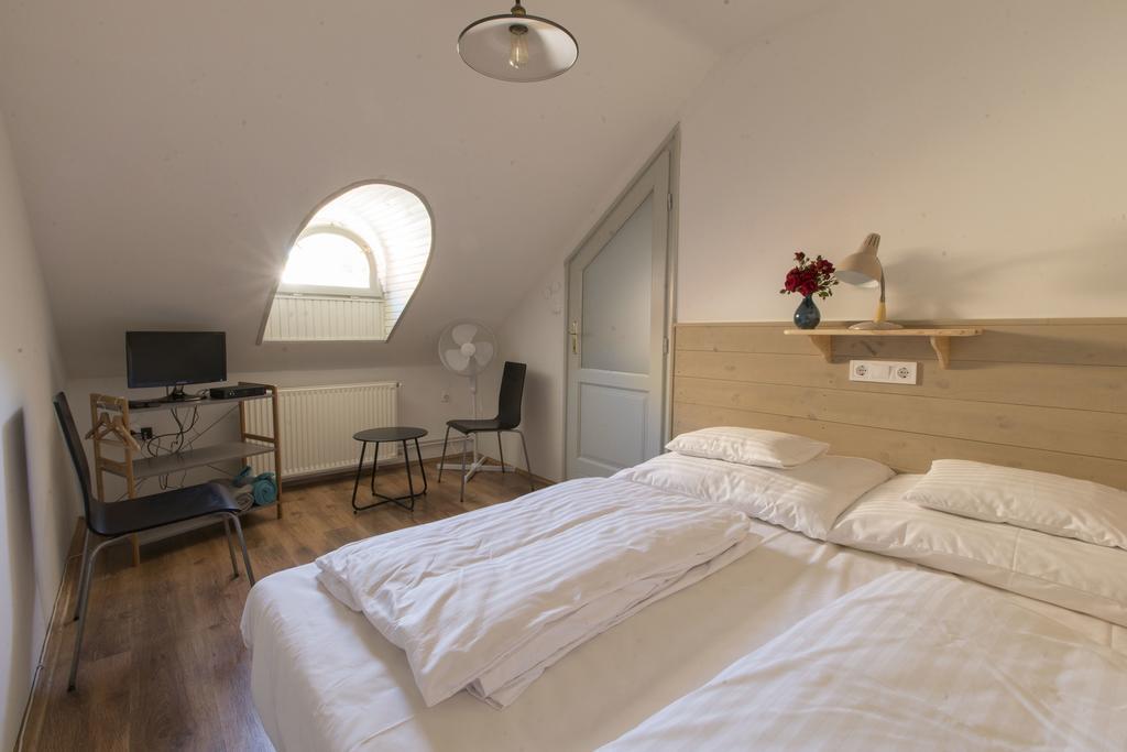 Plitzner Belvarosi Apartmanhaz Eger Luaran gambar