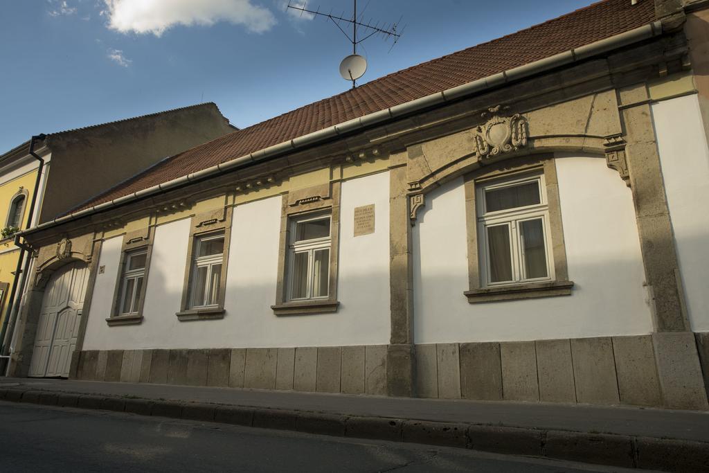 Plitzner Belvarosi Apartmanhaz Eger Luaran gambar