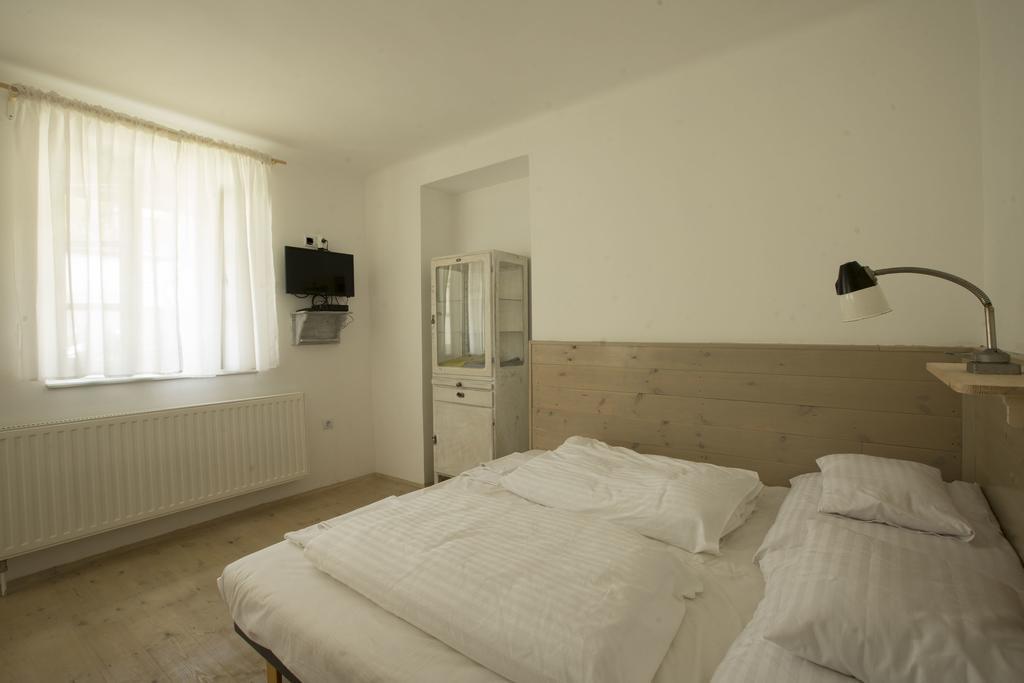 Plitzner Belvarosi Apartmanhaz Eger Luaran gambar